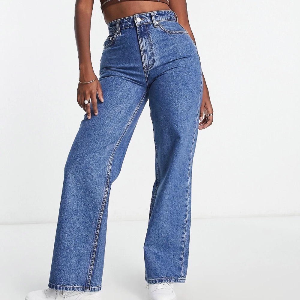 ASOS DESIGN relaxed jeans in mid blue Size 26/32